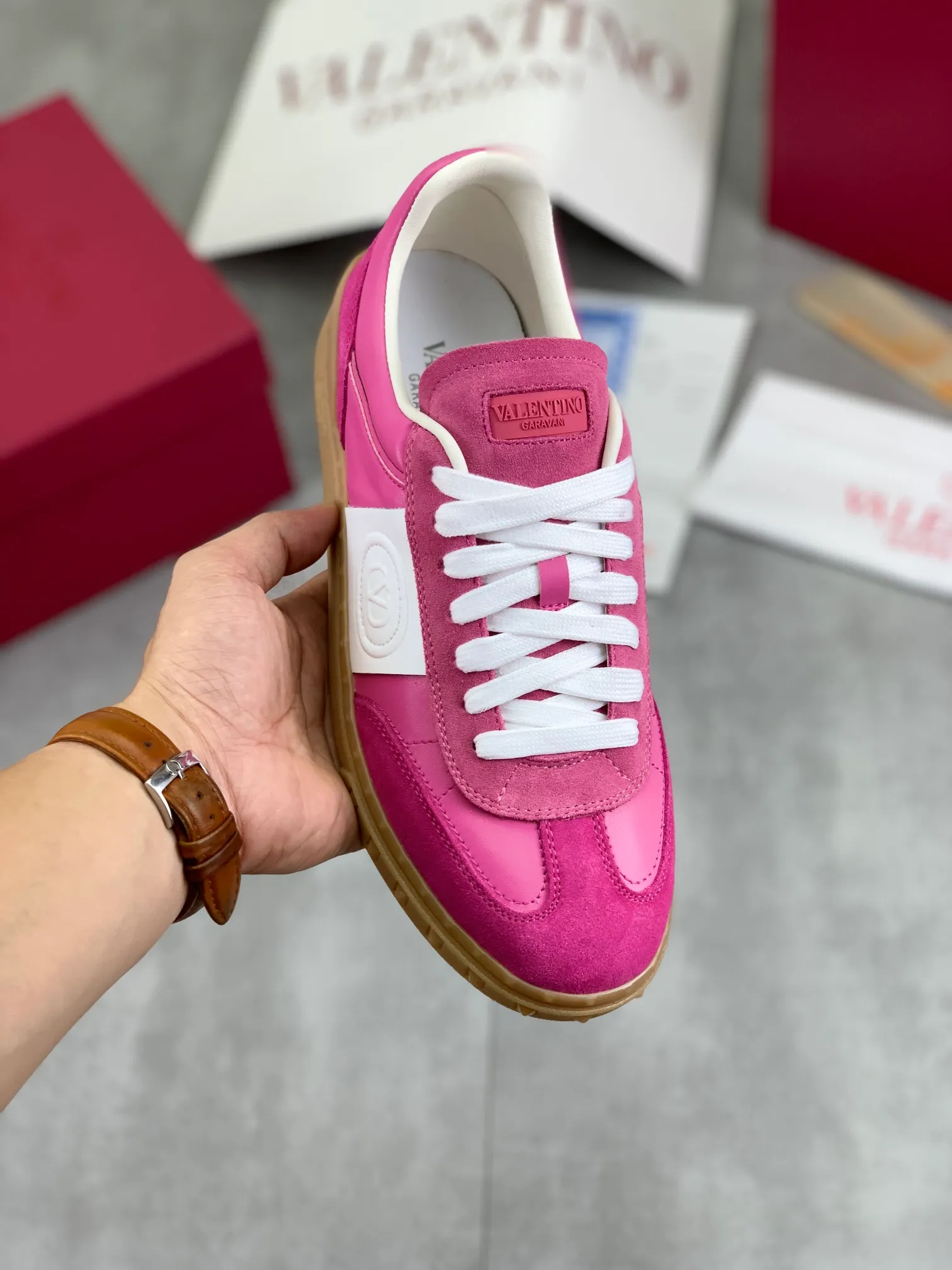 Men's Men's Shoes P520 New Couple Style Valentino Valentino 2025/UPVILLAGE Couple Casual Sports Shoes Moral Training Shoes 🆚Professional high-end, perfect replica, first-class quality, all made of original 1:1 materials, exclusive mold opening! 🎁Full set of high-end packaging at the counter ✔️Fabric: high mercerized cowhide ✔️Outsole: TPU material outsole ✔️Size: female 35-40 male 39-45 (female 41 male 38.46) 🆚All details are customized at 1:1 mold, striving for perfection!
